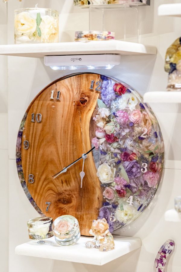 Round Wedding Flower Preservation Clock - Custom Wood and Resin Wall Clock UK