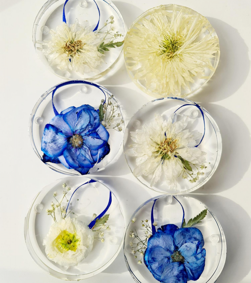 Round resin coasters with preserved blue and white wedding flowers
